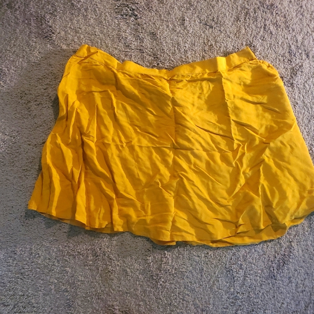 yellow skirt
